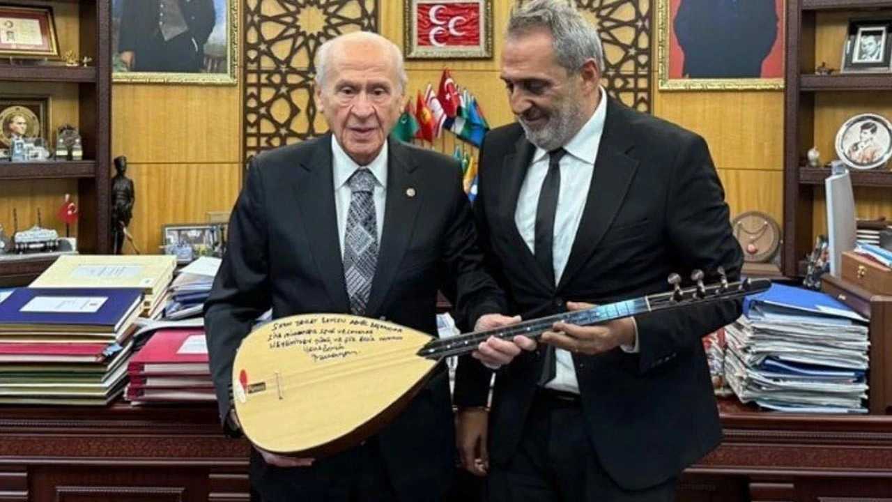 Yavuz Bingöl, Devlet Bahçeli'ye bağlama hediye etti