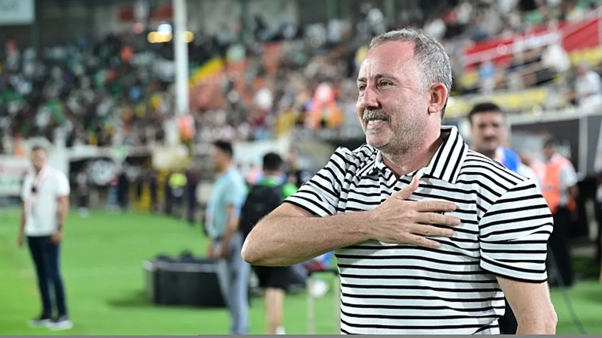 Beşiktaşlı taraftarlardan Sergen Yalçın'a özel pankart!
