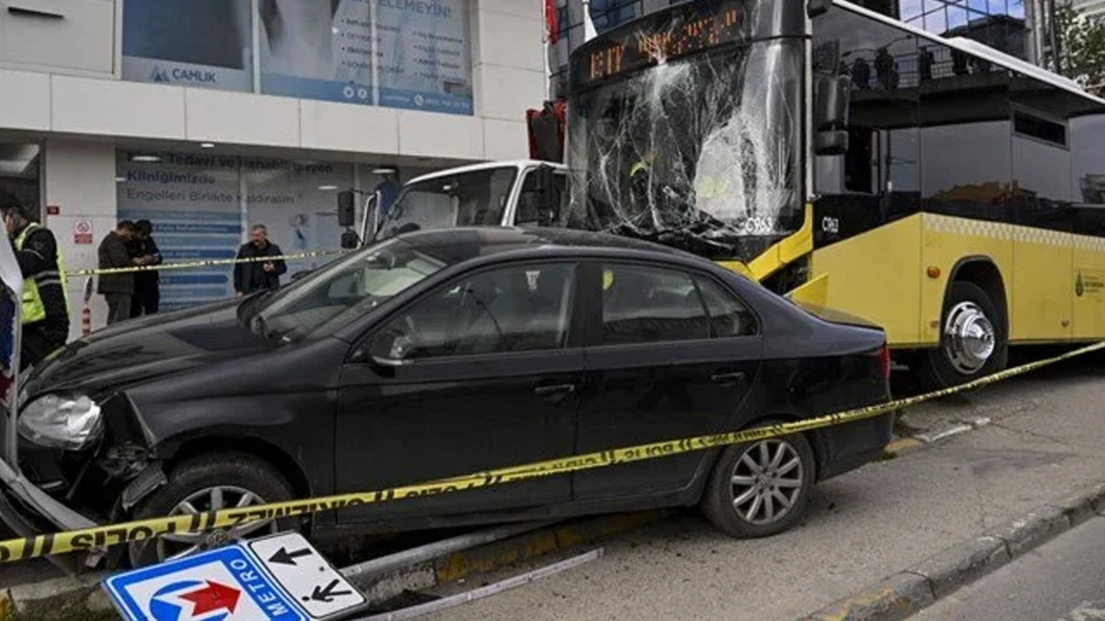 İstanbul'da İETT şoförü durağa daldı! Kan donduran olayın en net görüntüsü ortaya çıktı