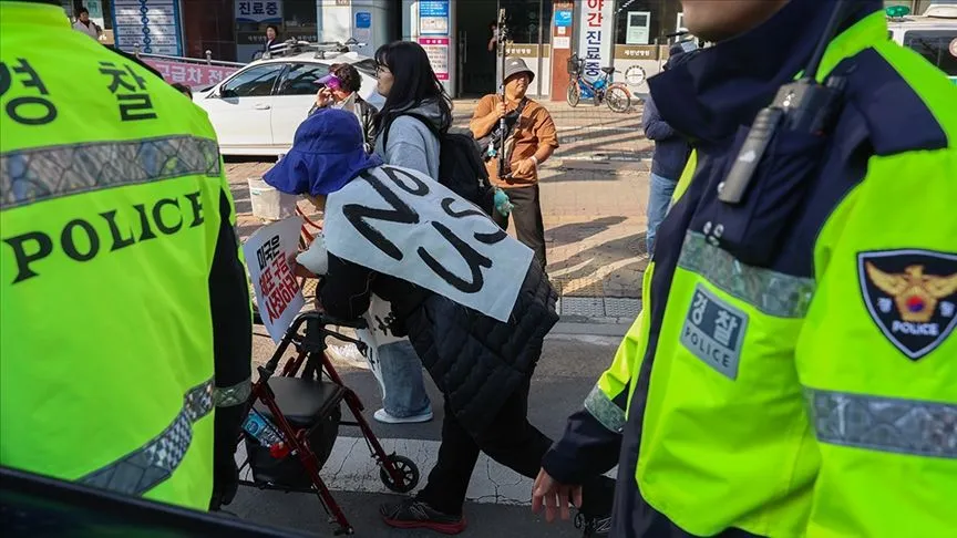 Güney Kore polisi, APEC etkinliğindeki elverişsiz çalışma koşullarını protesto etti