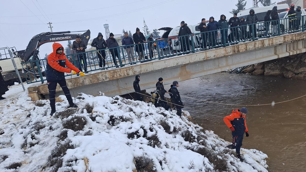 Kanala düşen araçtaki 4 kişi için arama çalışması yapılıyor
