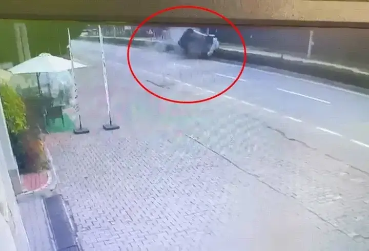 Otomobilin refüje çarpıp takla attığı kaza kamerada
