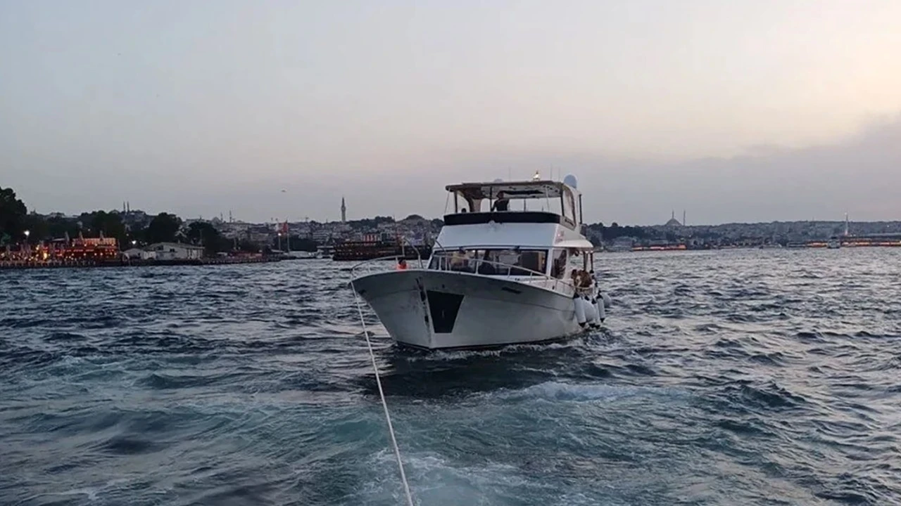 İstanbul Boğazı'nda sürüklenen tekne kurtarıldı