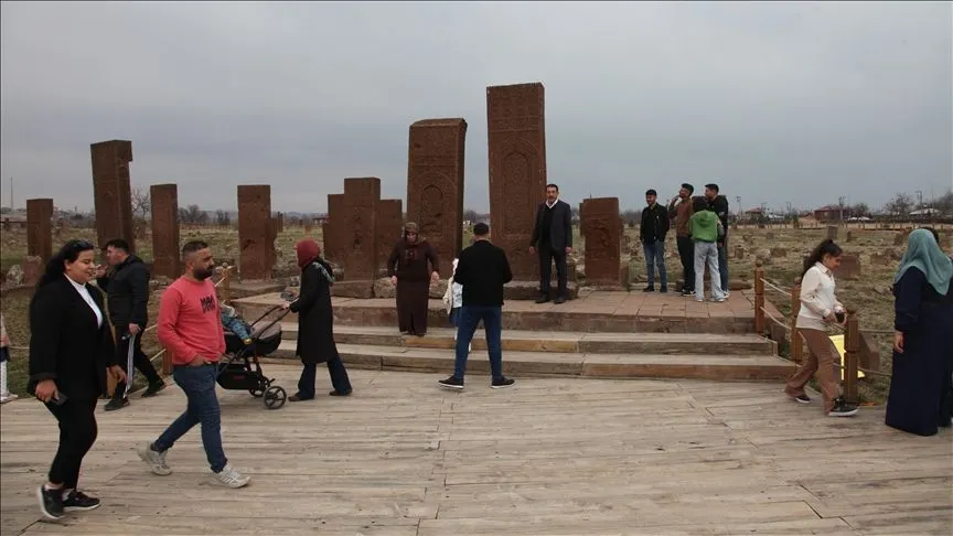 Ahlat Selçuklu Meydan Mezarlığı'nda bayram yoğunluğu