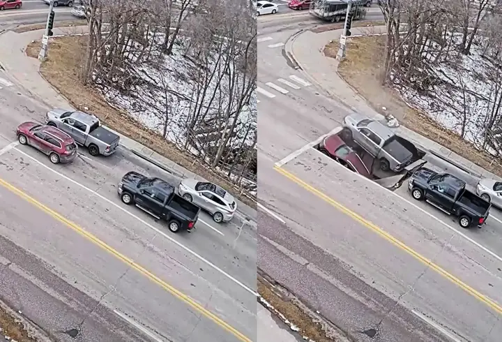 ABD'de yol böyle çöktü! 2 araç oluşan çukura düştü