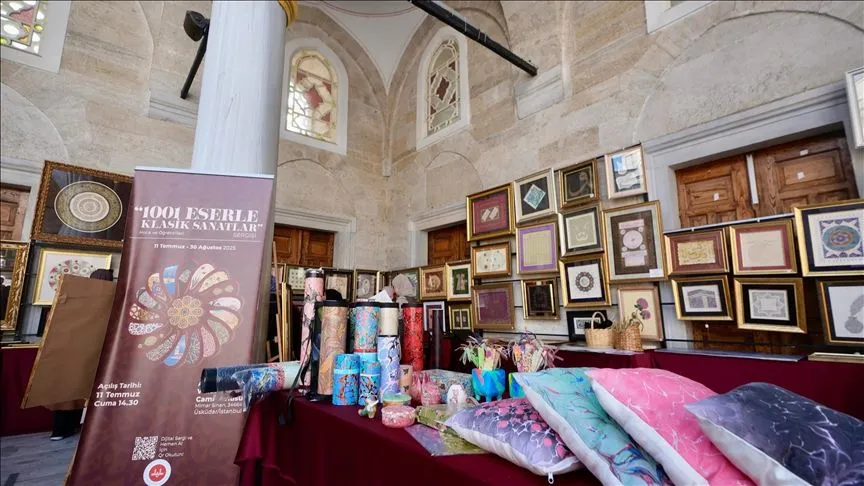 Üsküdar Valide-i Cedid Camisi'nin avlusu sanat galerisine dönüştü