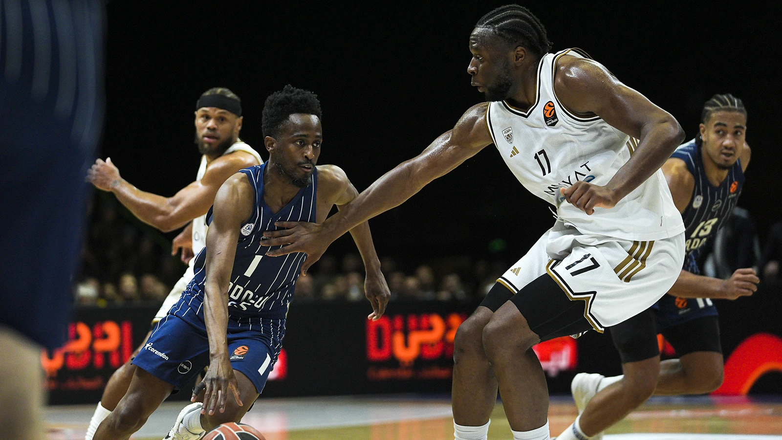 Anadolu Efes, Dubai Basketbol'u farklı yendi