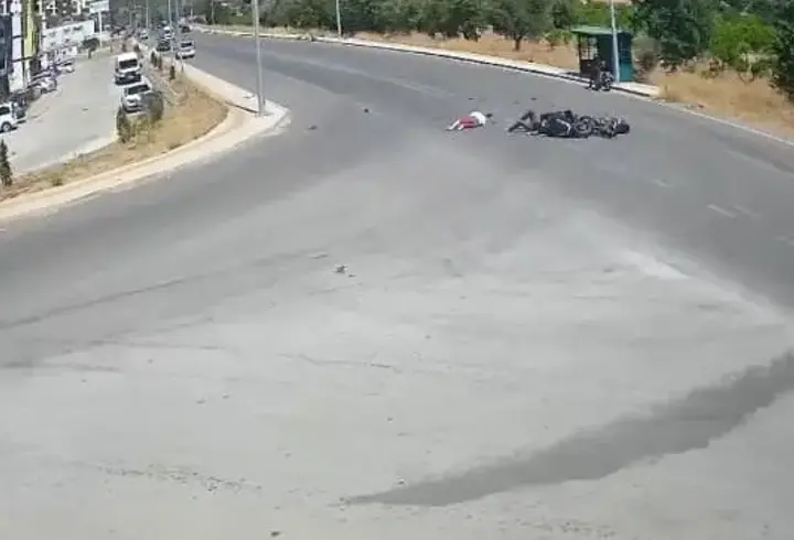 Gaziantep’te sürücülerin yaralandığı motosiklet kazası kamerada