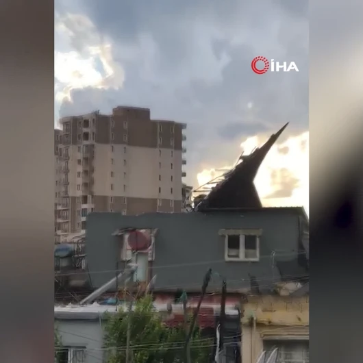 Adana'da Göle Dönen Yollar Ulaşımı Kilitledi: Fırtına Yapılara Zarar Verdi