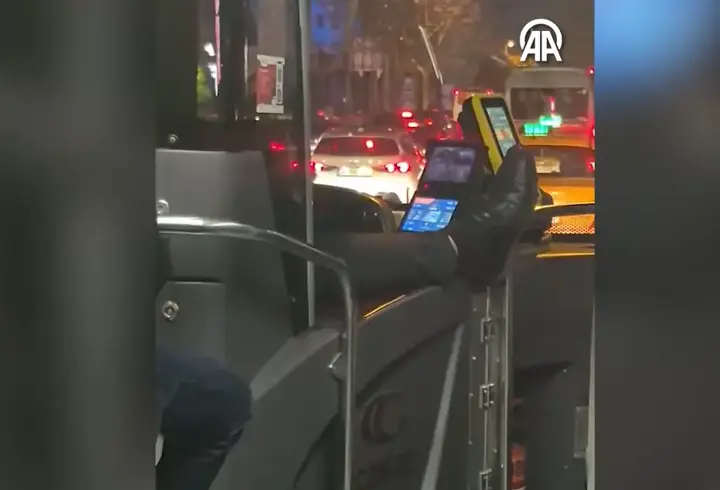 Pes dedirten görüntüler! İETT şoförü ayaklarını uzatıp otobüs sürdü