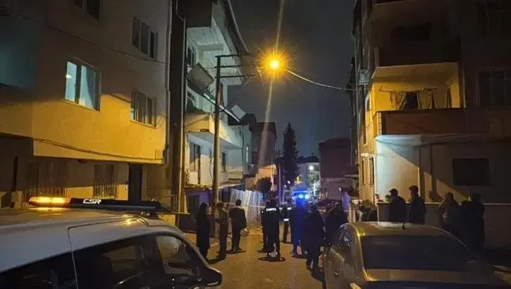 Kocaeli’de Yıkım Bekleyen 4 Katlı Binanın Balkonu Çöktü