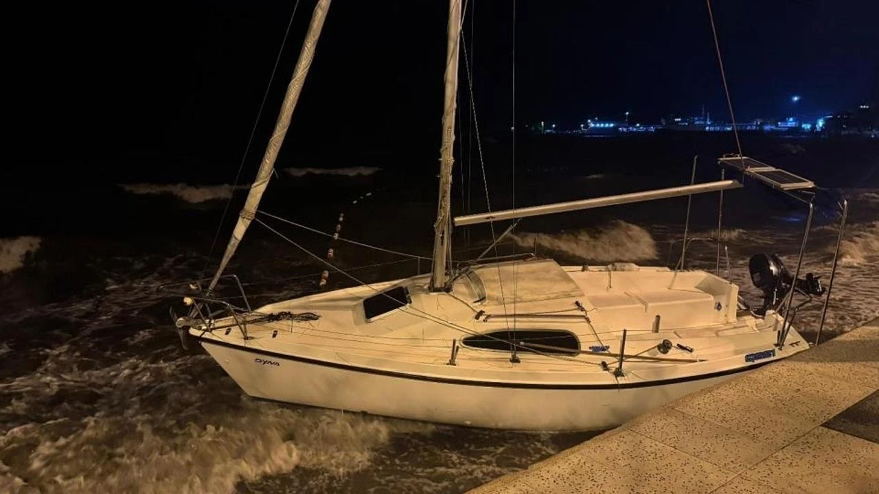 Erdek'i fırtına vurdu! Tekneler karaya oturdu