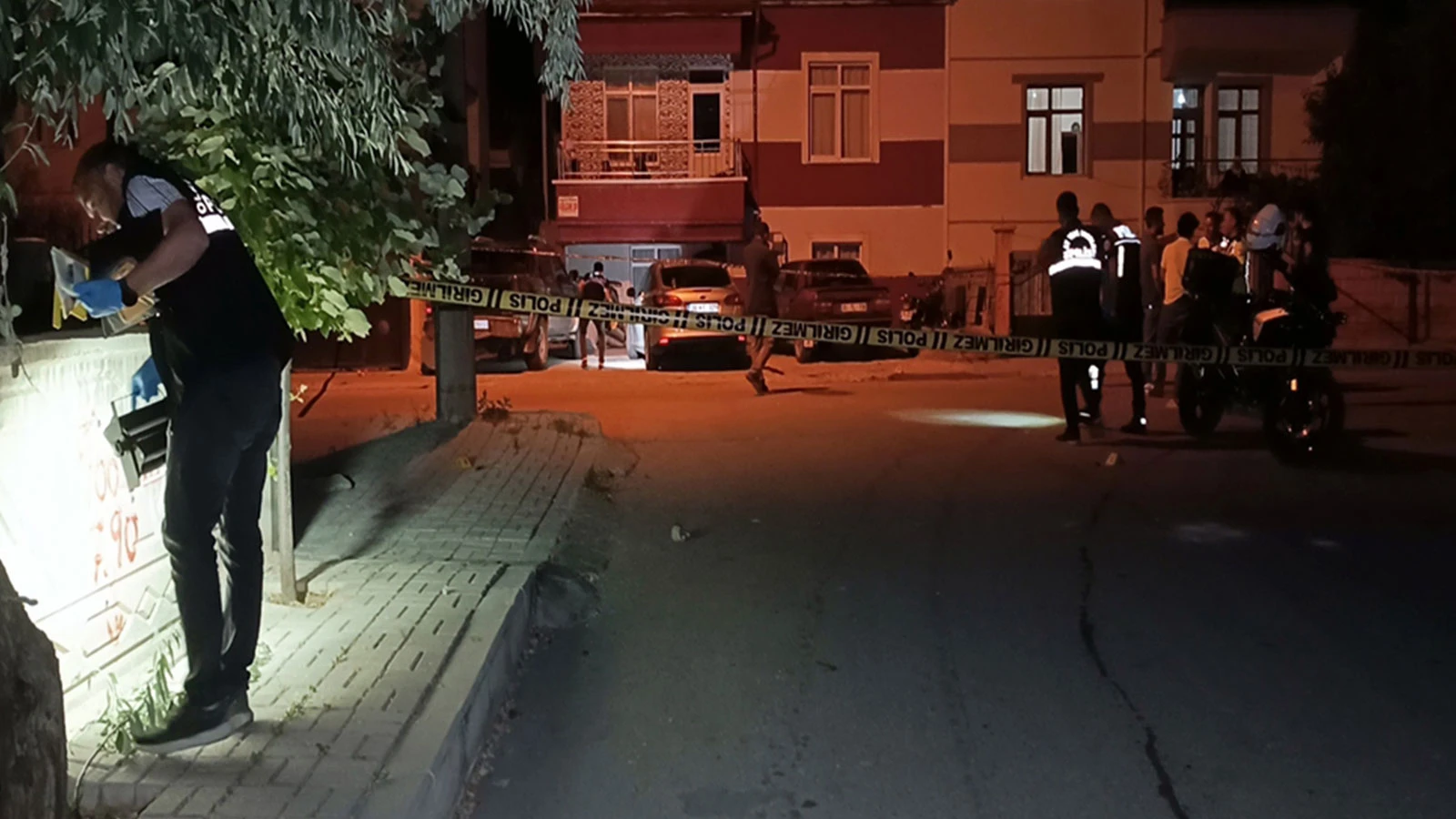 Tartıştığı kız arkadaşının babasını ve ağabeyini pompalı tüfekle vurdu