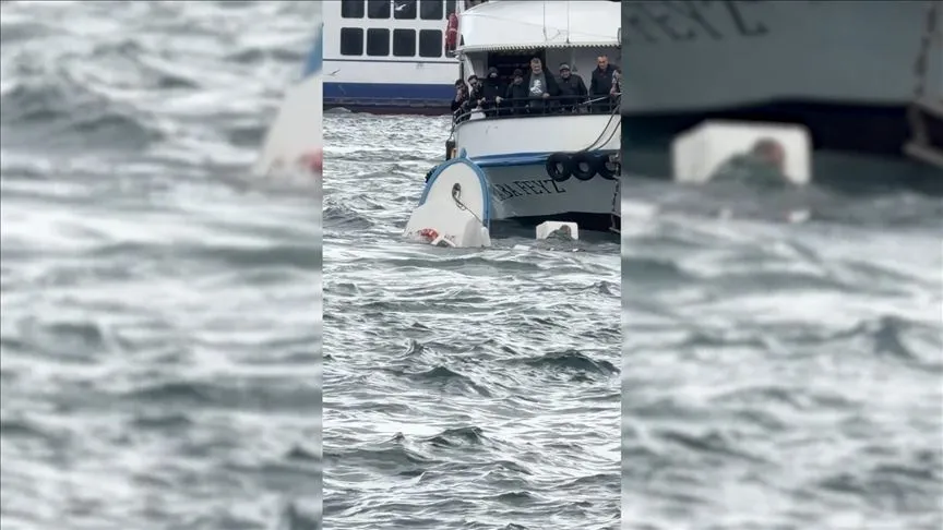 Karaköy'de yolcu vapurunun çarptığı teknedeki kişi denize düştü