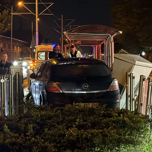 Eskişehir’de faciadan dönüldü: Otomobiliyle tramvay durağına daldı