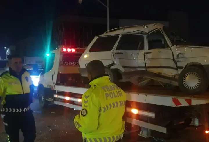 Kavşakta otomobil ile minibüs çarpıştı: 3 yaralı