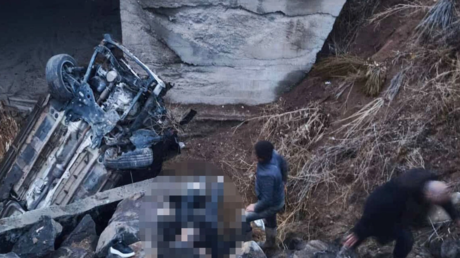 Sivas'ta otomobil menfeze devrildi: Ölü ve yaralılar var