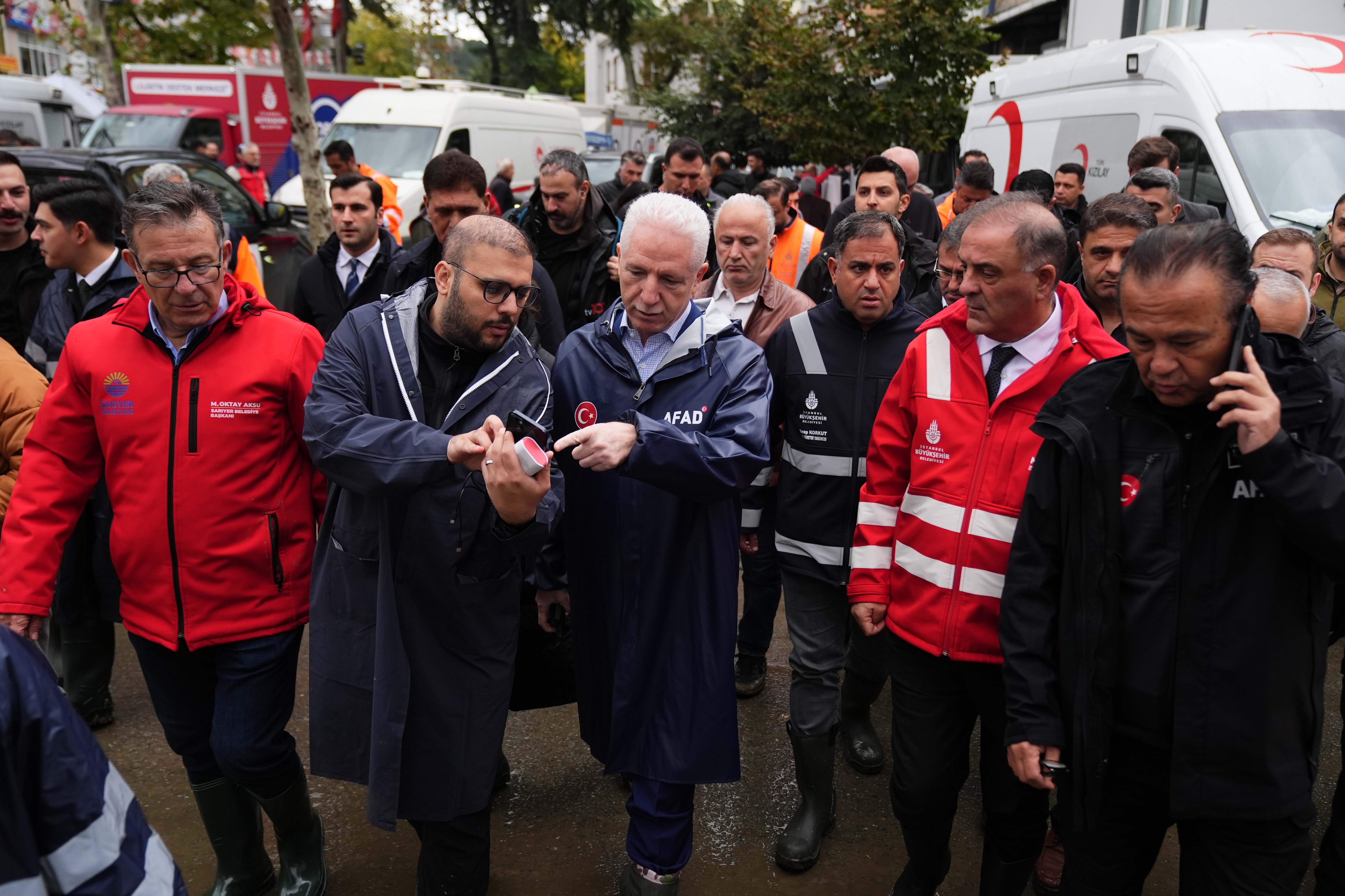 İstanbul Valisi Gül, Sel Ve Su Baskınının Etkilediği Ayazağa'da İncelemelerde Bulundu