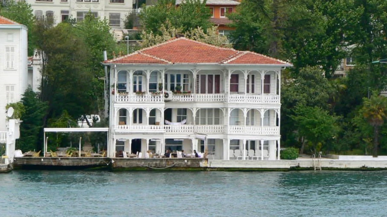 İstanbul Boğazı'nda tarihi yalıya dev bedel: 200 yıllık yapı satışa çıktı