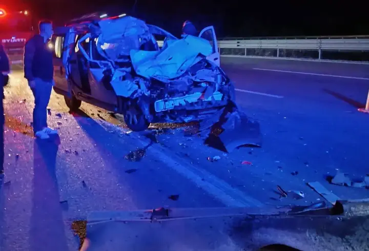 Otoyolda hafif ticari araç, TIR'a çarptı; 1 ölü 3 yaralı