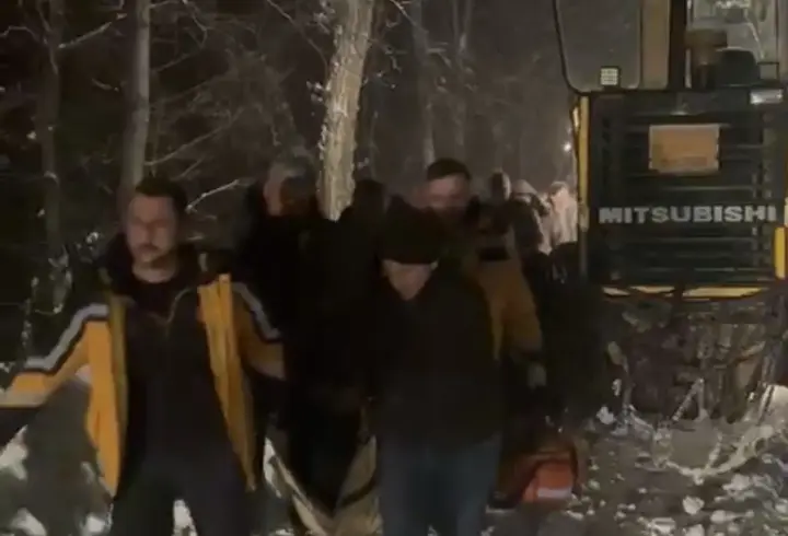 Yolu kardan kapanan köyde rahatsızlanan hasta için ekipler seferber oldu
