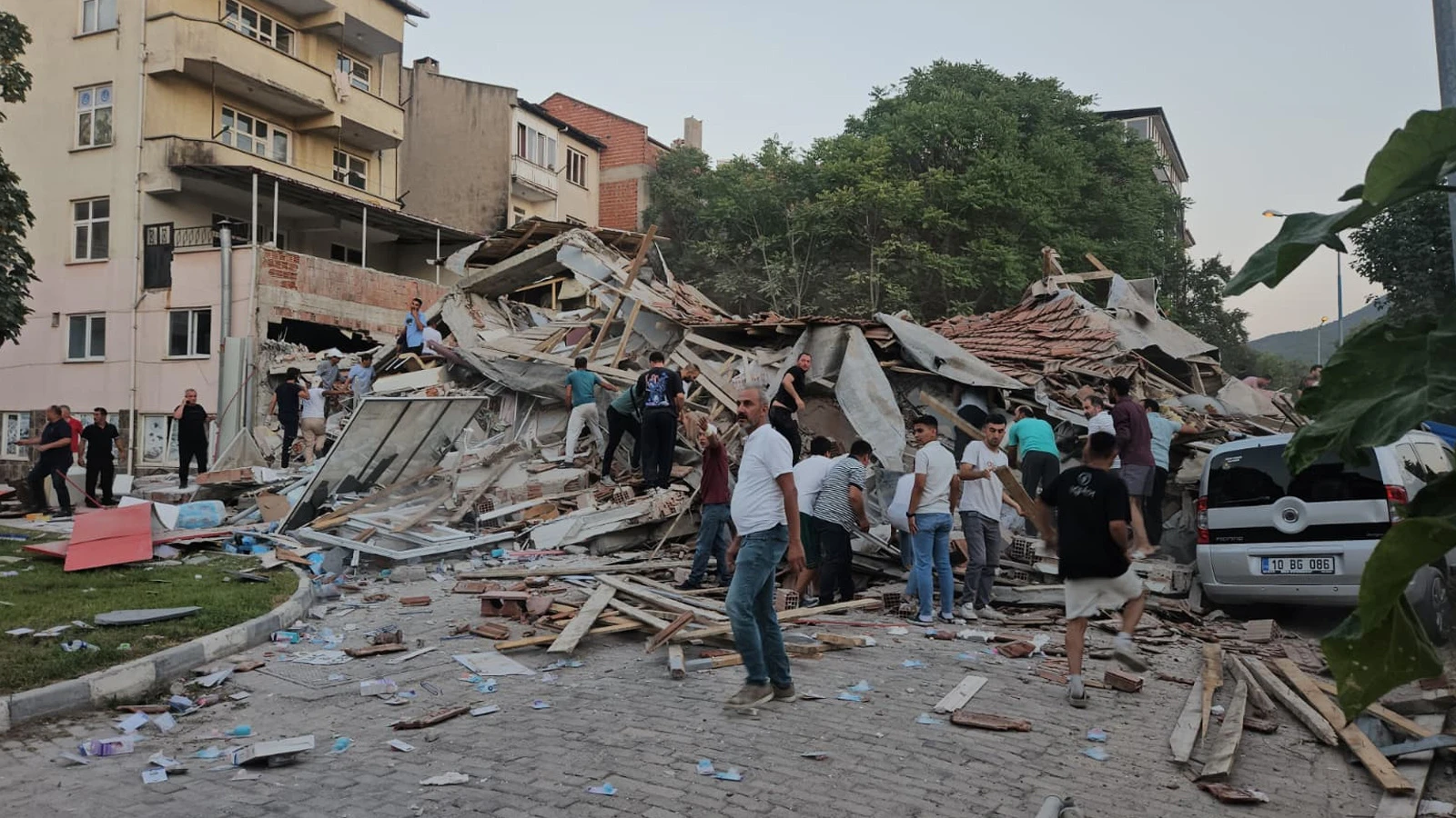 Balıkesir'de deprem fırtınası! İstanbul'da da hissedildi