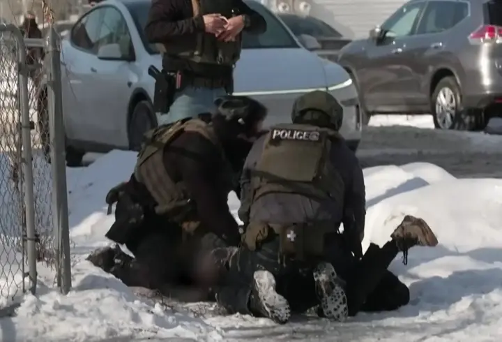 ICE müdahalesi kameralarda: Aktivist yere yatırıldı