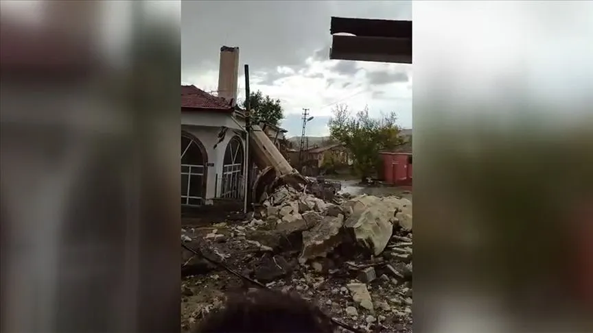 Ankara'da şiddetli rüzgarın devirdiği konteynerdeki bir kişi yaşamını yitirdi