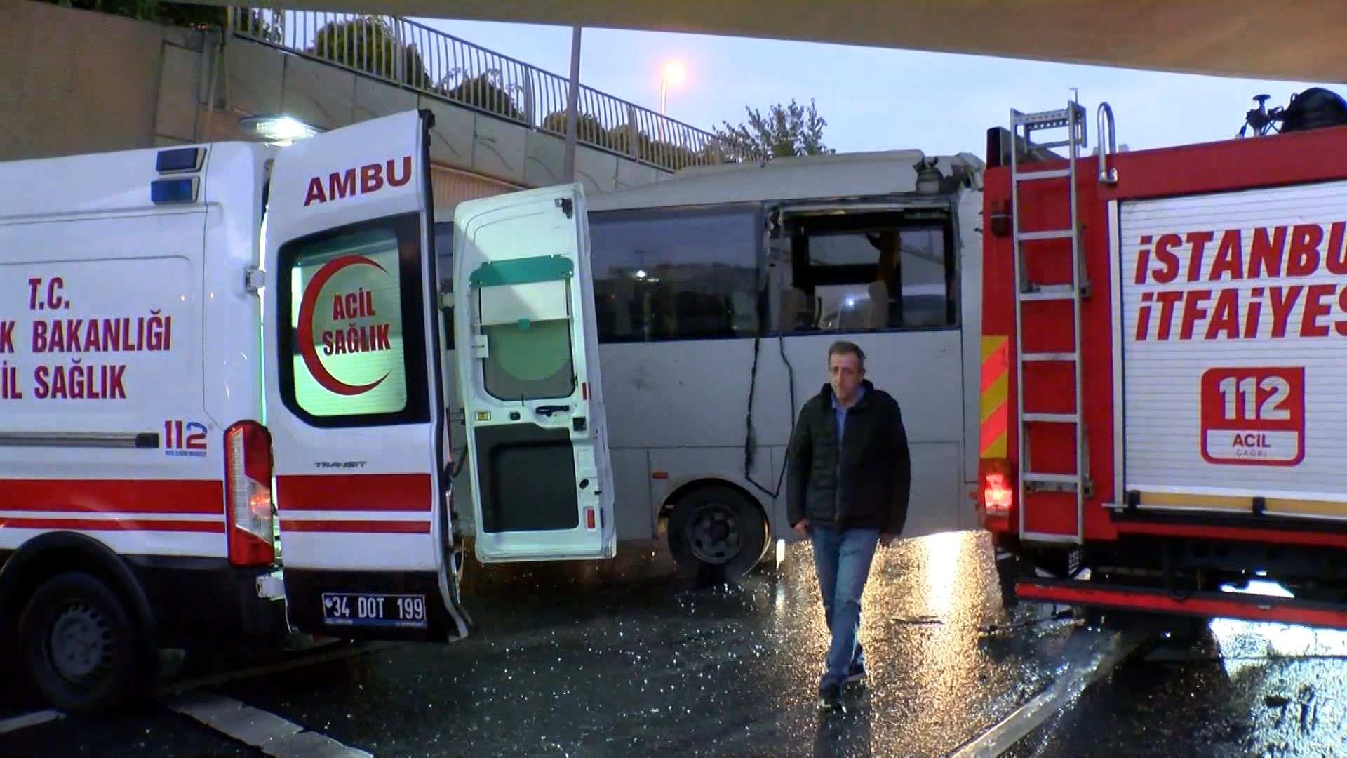Bakırköy'de çevik kuvvet kaza yaptı: Polisi itfaiye kurtardı
