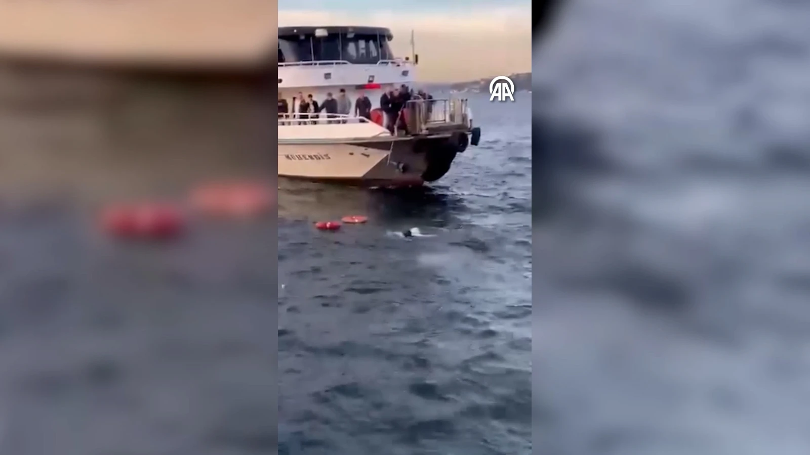 Boğaz’da nefes kesen kurtarma: Feribottan düşen kadın yolcu kamerada