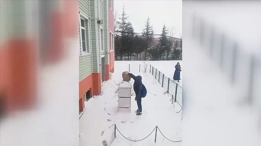 Bolu'da öğrencinin Atatürk büstünün üstündeki karı temizlemesi kamerada