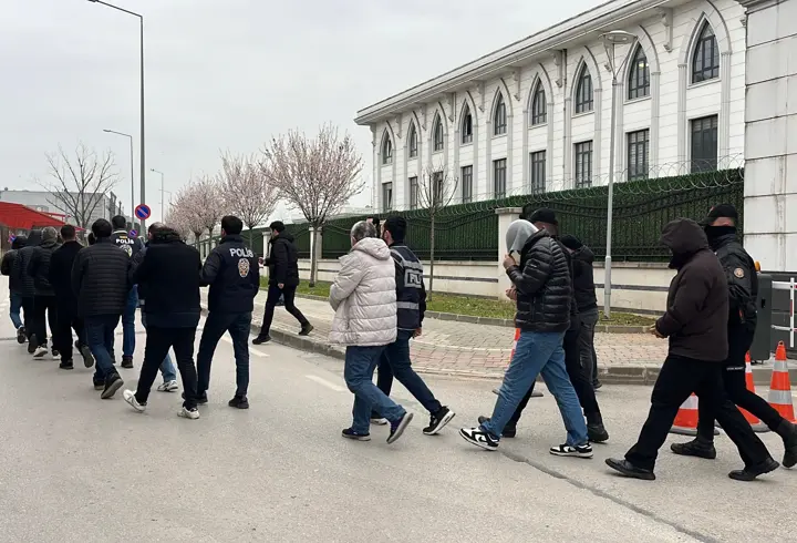 Kocaeli merkezli dolandırıcılık operasyonu; 25 şüpheli adliyede