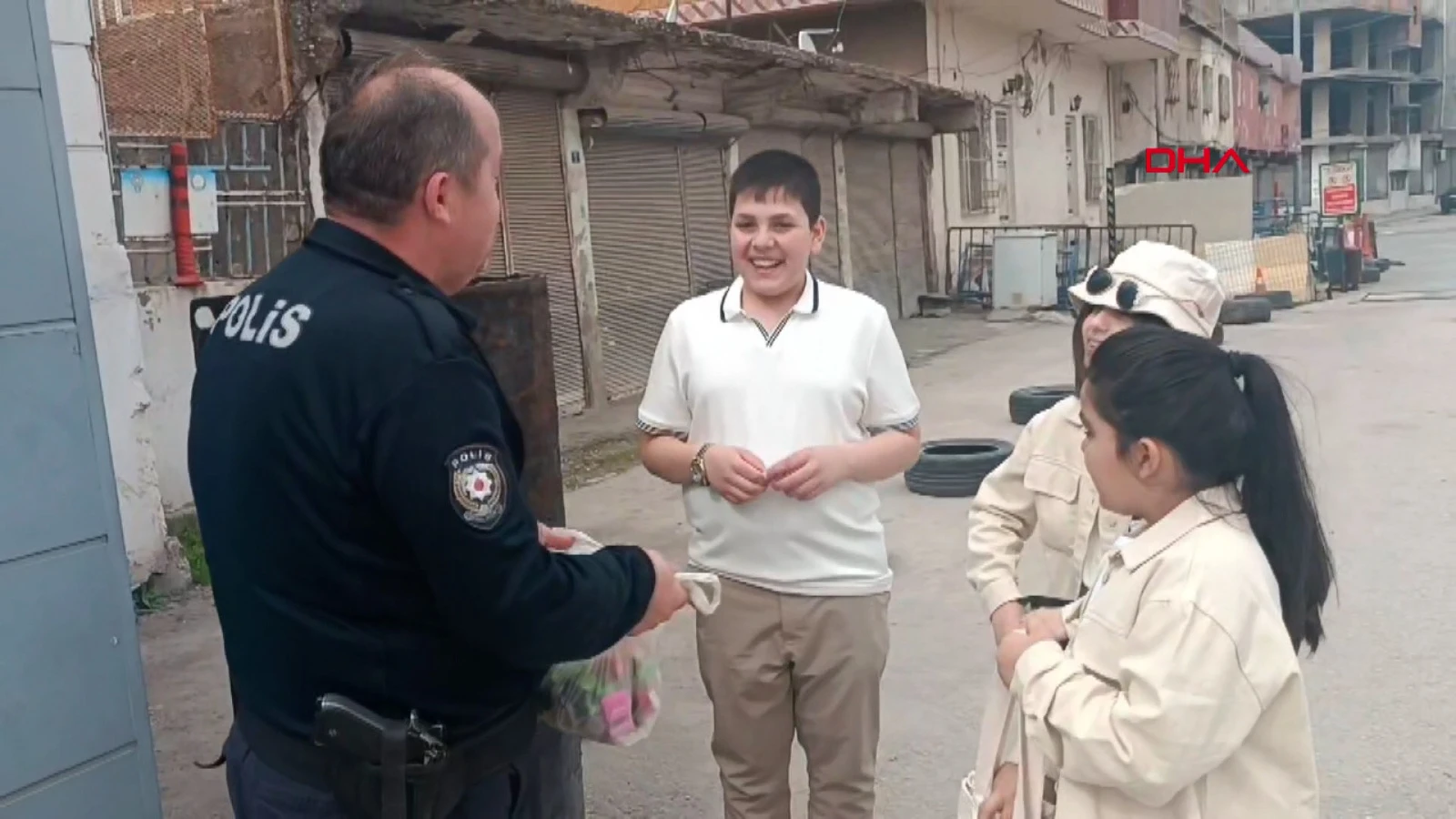 Pamuk şeker dağıtan polisten bu kez de bayram şekeri