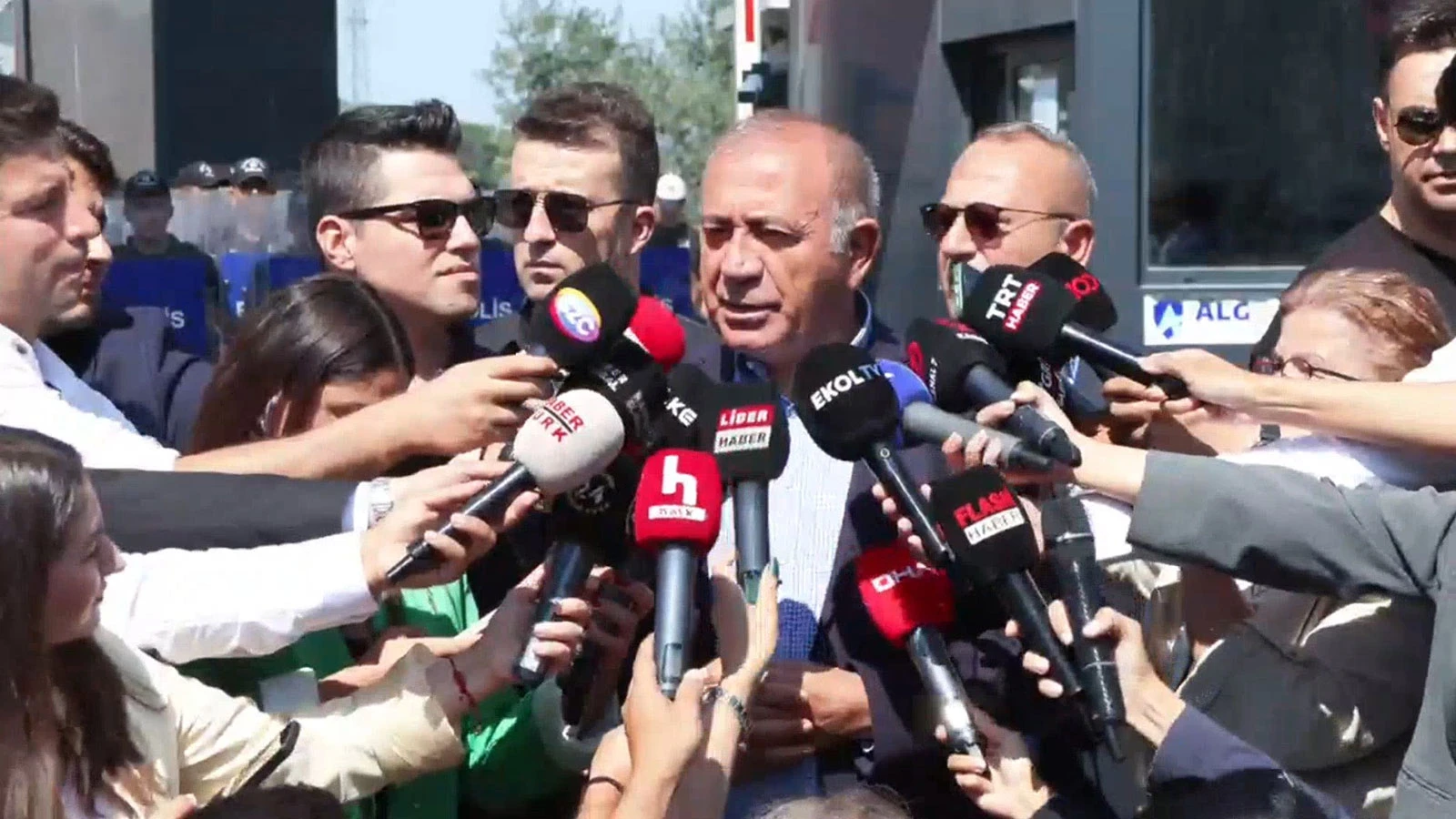 Gürsel Tekin, CHP'nin Sarıyer'deki eski İl Başkanlığı binasını ziyaret etti