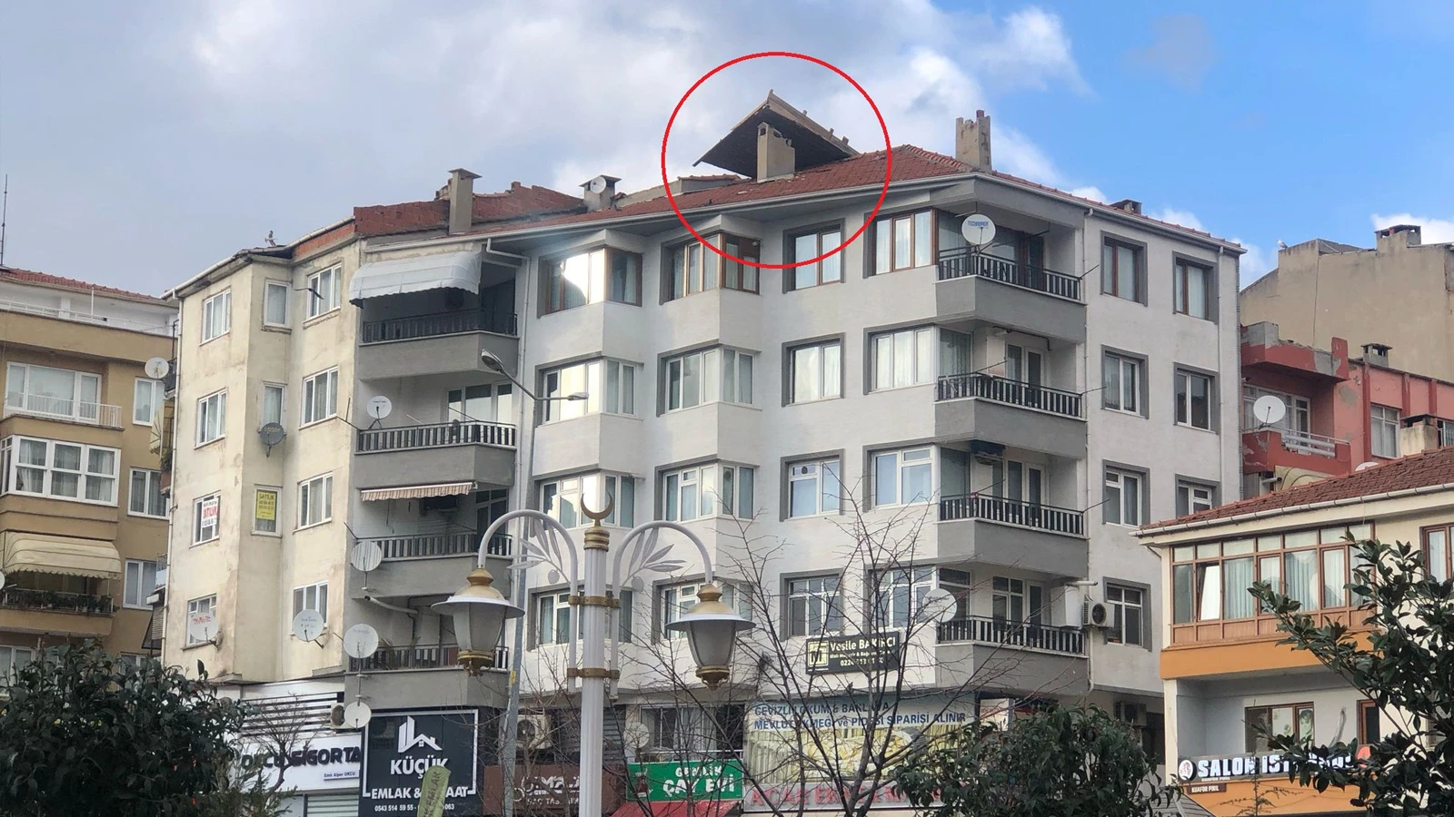 Bursa'da ilginç olay! Rüzgarla havalanan çatı, yan binanın üzerine uçtu