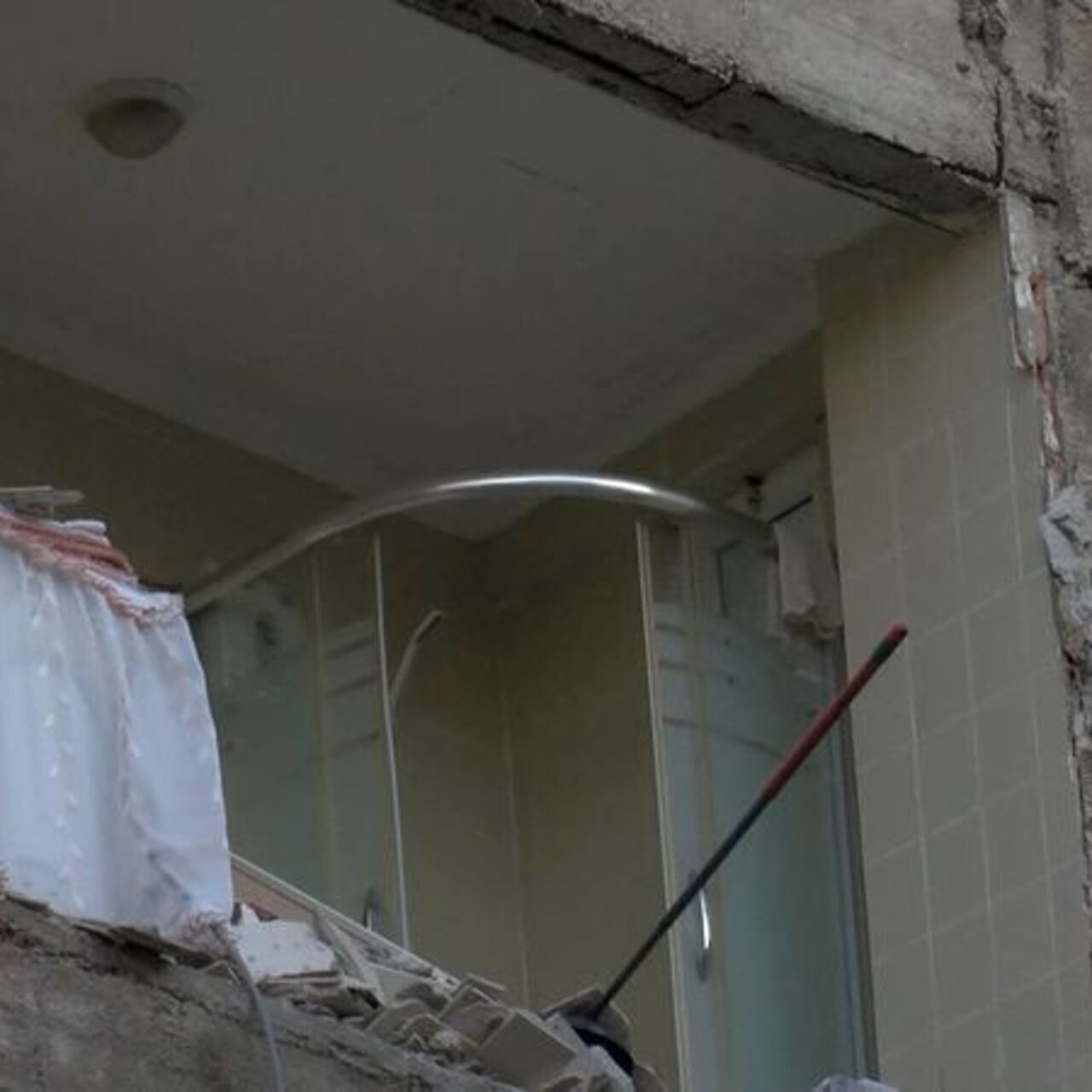 Yıkım sırasında yan binanın duvarları eksik çıktı