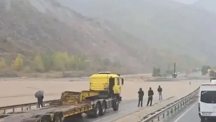Erzincan-Erzurum Yolunda Ulaşım Durdu, Sürücülere Uyarı
