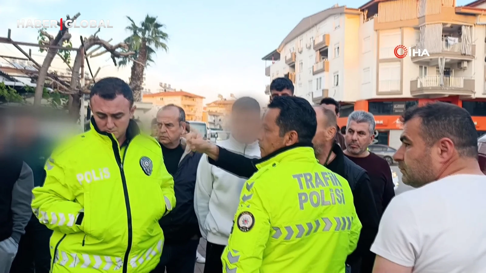 Kazayı gören vatandaş ‘trafik polisi' rolüne girince olanlar oldu