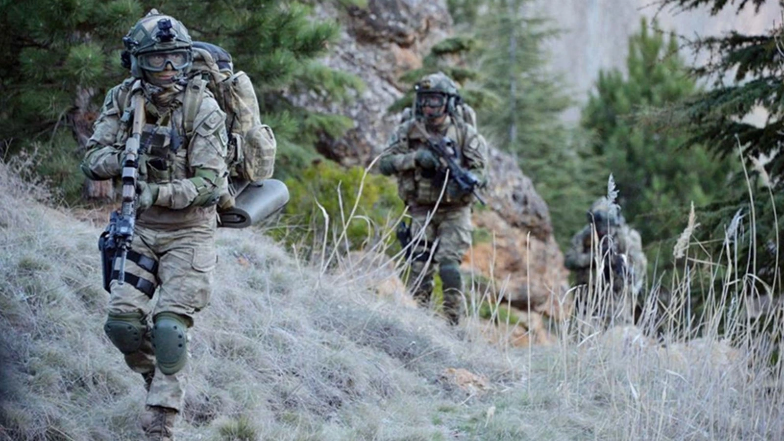 Pençe-Kilit bölgesinde PKK’nın kullandığı bir mağara ele geçirildi