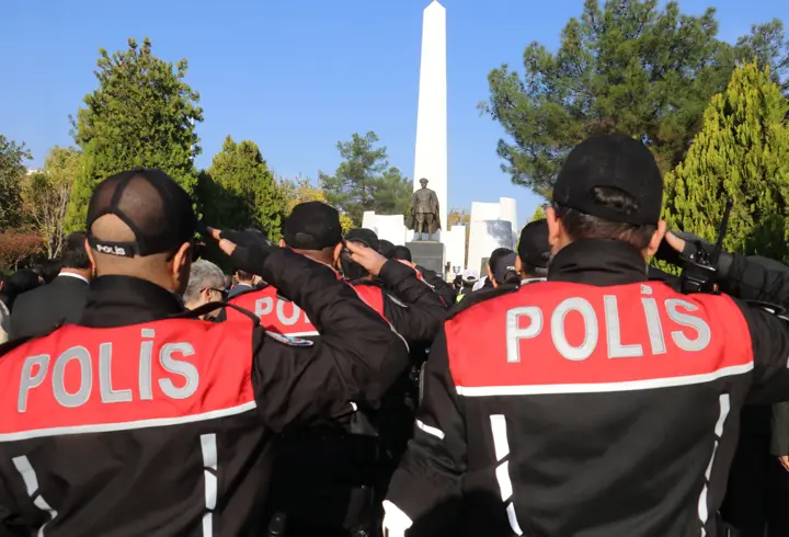 Diyarbakır'da 10 Kasım Atatürk'ü anma töreni