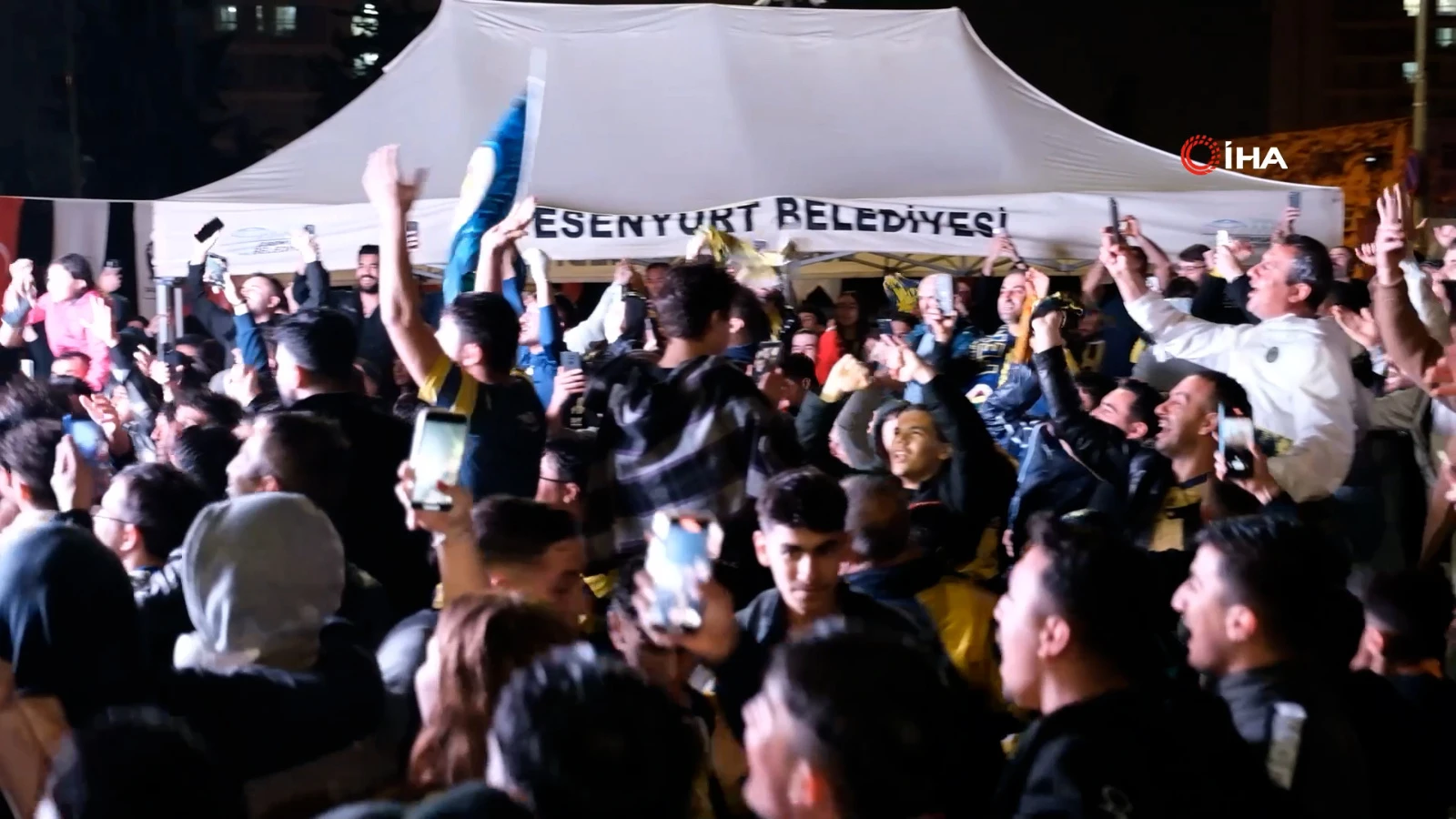 Esenyurt’ta final coşkusu: Büyük zaferi dev ekranda kutladılar