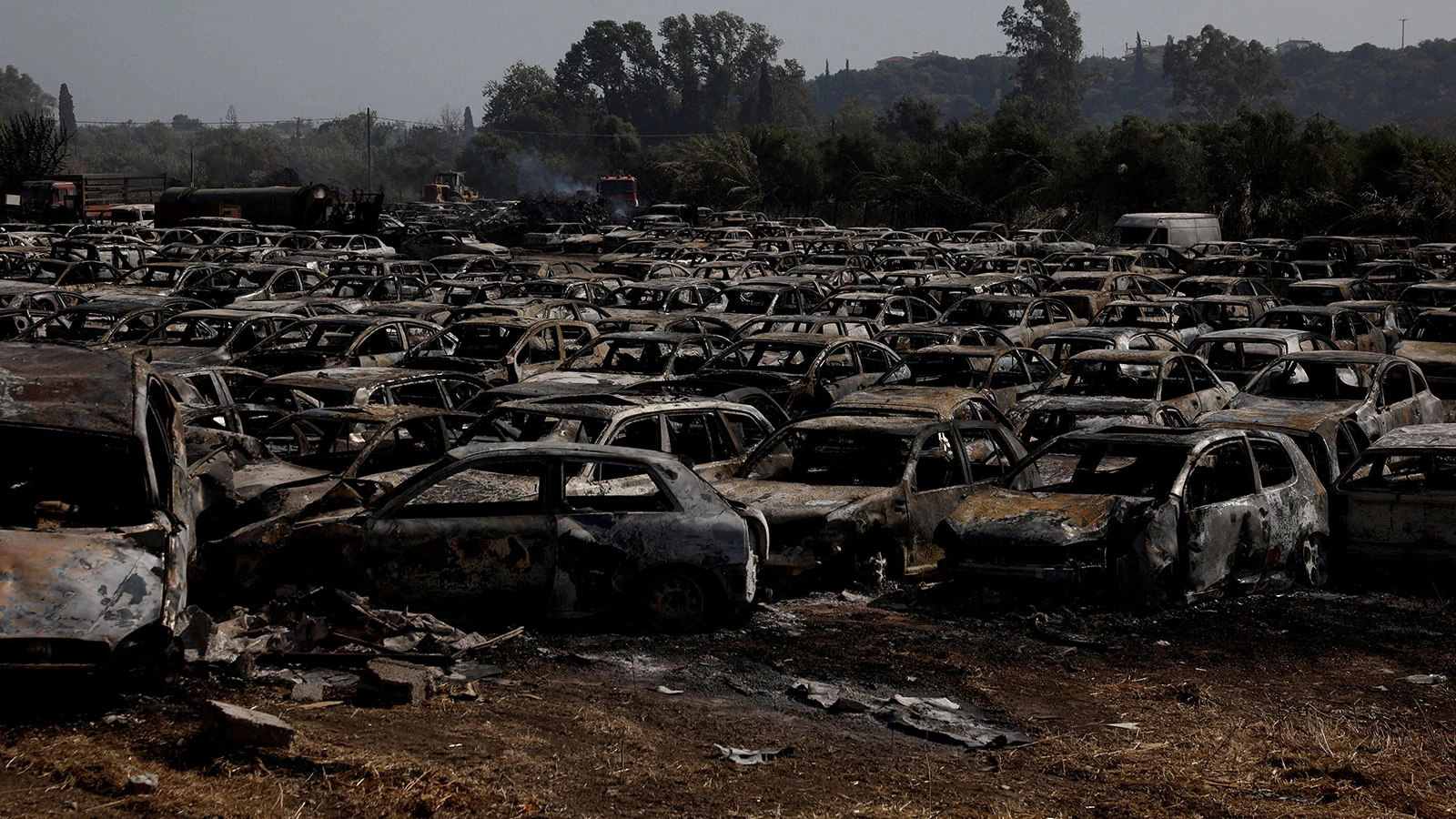 Yunanistan’da orman yangını otoparka sıçradı: 550 araç kullanılamaz hale geldi