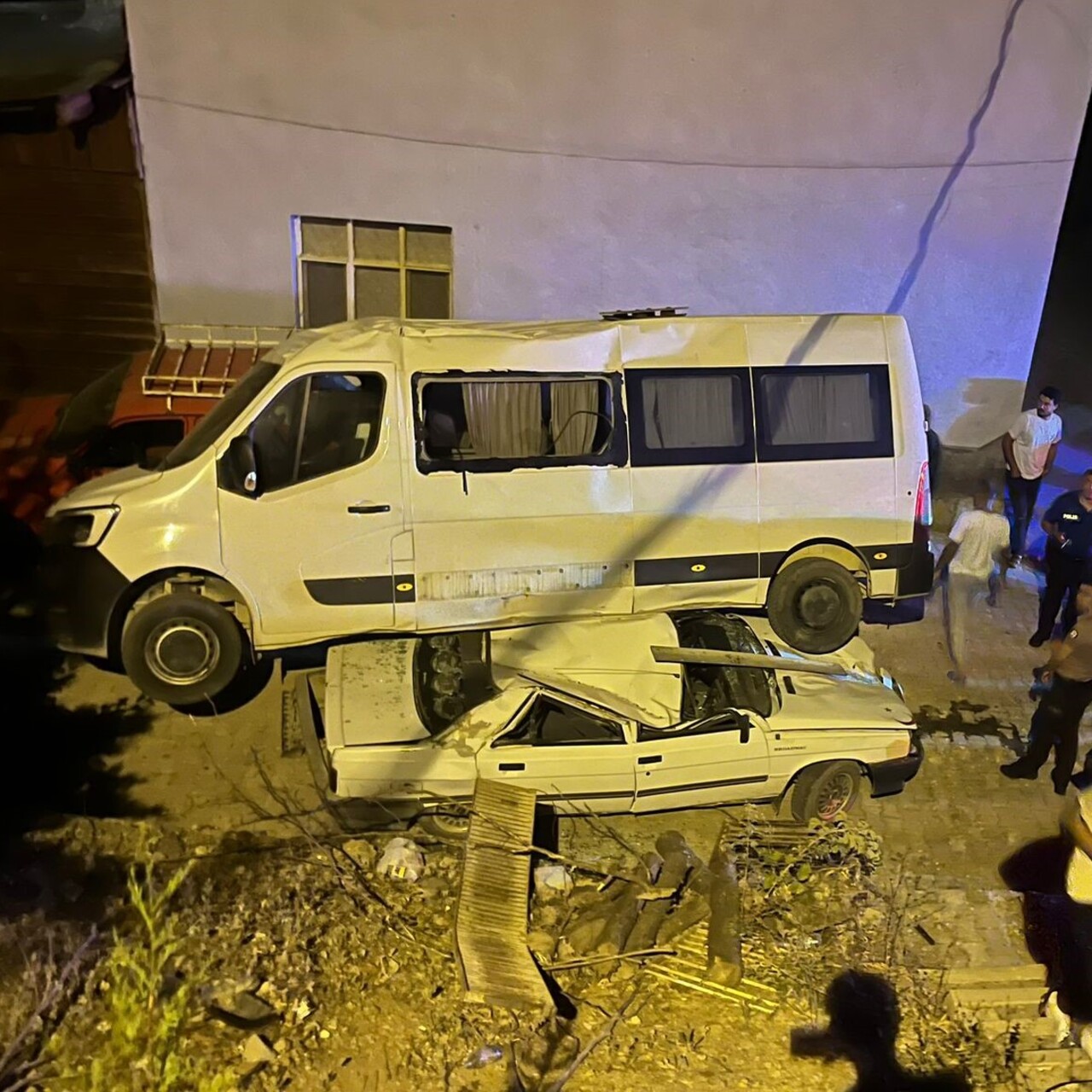 İnanılmaz kaza! Otomobilin üzerine minibüs düştü!