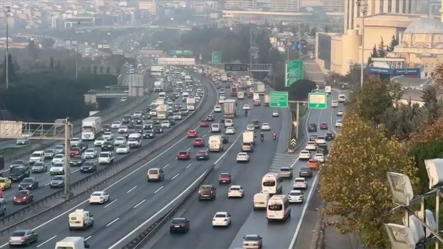 İstanbul'da haftanın ilk iş gününde trafik yoğunluğu yaşanıyor