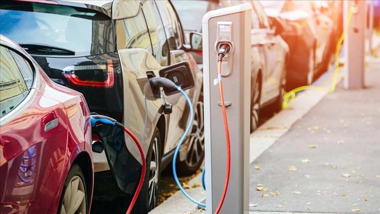 Çin tarihinde bir ilk! Elektrikli araçlar benzinlileri solladı