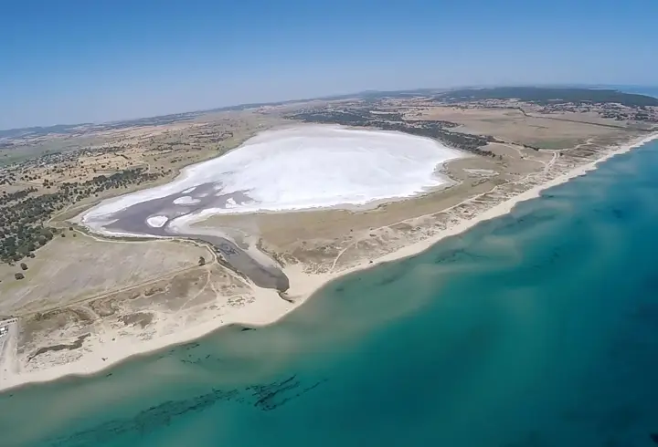 Edirne’de göl kurudu, tuz tabakası ortaya çıktı! Beyaz görüntüsüyle dikkat çekti