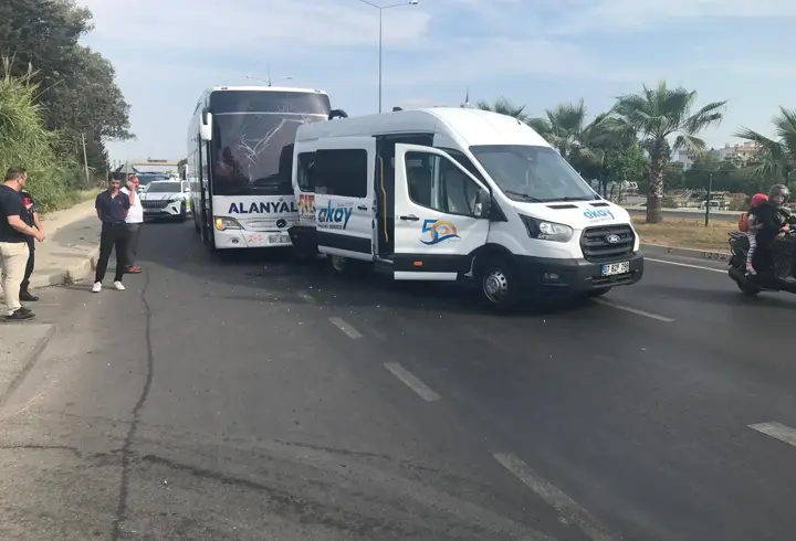 Antalya'da şehirlerarası yolcu otobüsü ile tur minibüsü çarpıştı