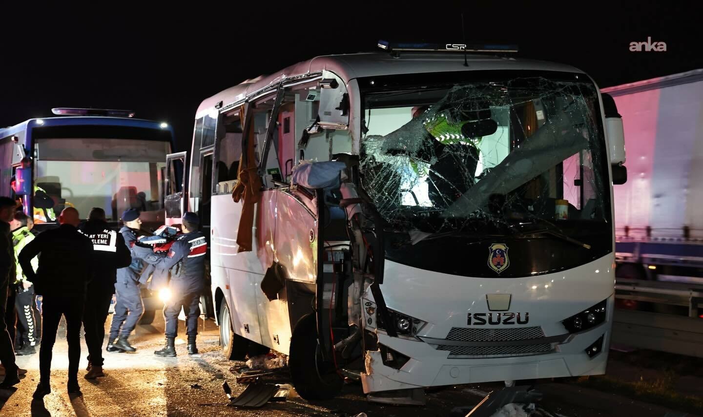 Cezaevi nakil aracı kaza yaptı: çok sayıda yaralı var