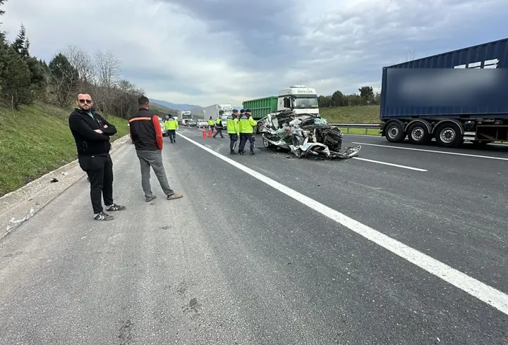 Otoyolda cip, TIR’a arkadan çarptı: 1 ölü 1 yaralı