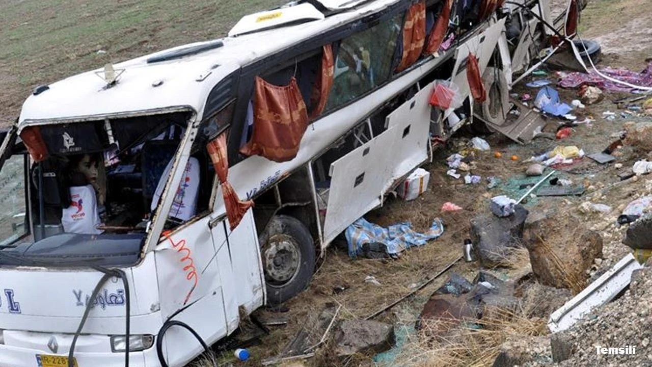 İran'da korkunç kaza: 13 kişi hayatını kaybetti